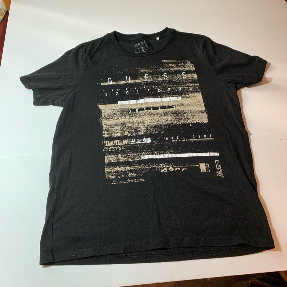 GUESS Men’s Black Short-Sleeve Graphic Tee with Beige Print